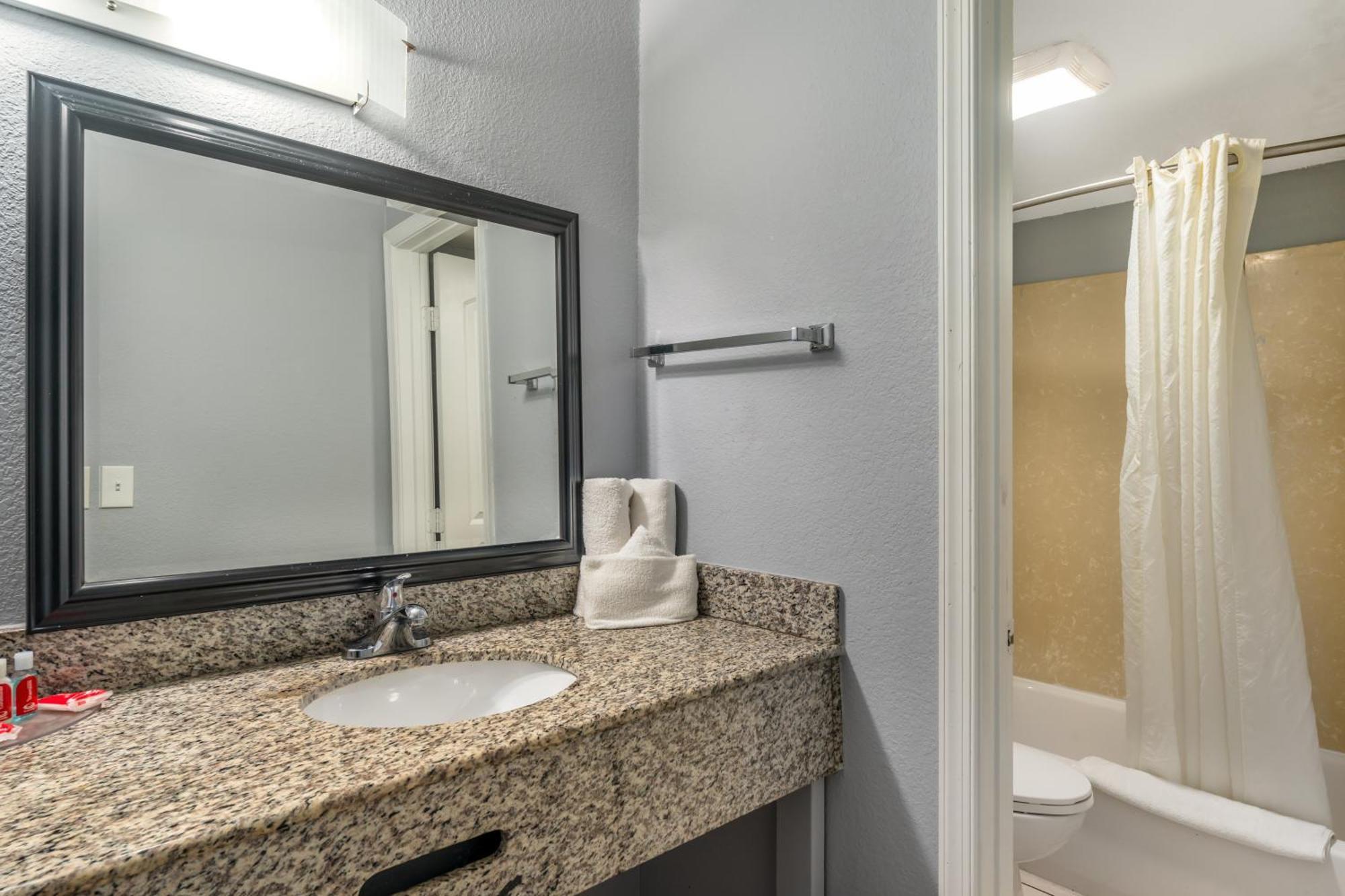 Econo Lodge Inn&Suites I-64&US 13 Virginia Beach Extérieur photo